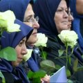 Prie „Bataclan“ salės susirinkę Prancūzijoje gyvenantys iraniečiai pasmerkė teroristus