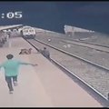 Dramatiški vaizdai užfiksuoti apsaugos kamerų vienoje Indijos traukinių stotyje