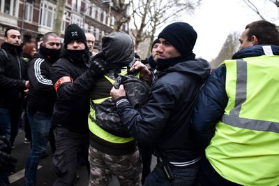 Paryžiuje policija panaudojo ašarines dujas