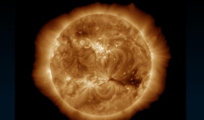 Saulės dėmė nukreipta tiesiai į Žemę. SDO/NASA/SpaceWeatherLive iliustr.