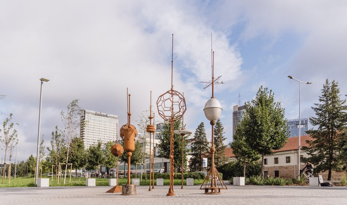 Vilniaus centre iškilo naujas „Sodas“ – šiuolaikinio meno kūrinys, simbolizuojantis miesto virsmą, judėjimą pirmyn ir besikeičiančius tarpusavio ryšius