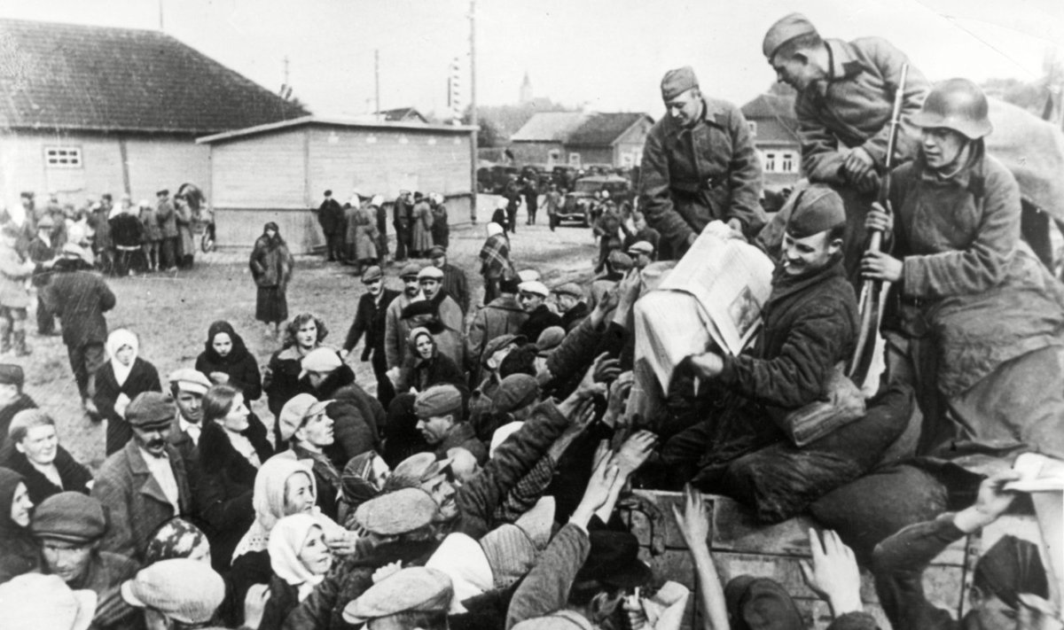Sovietų kariai Vilniaus krašte dalina laikraščius, 1939 metai