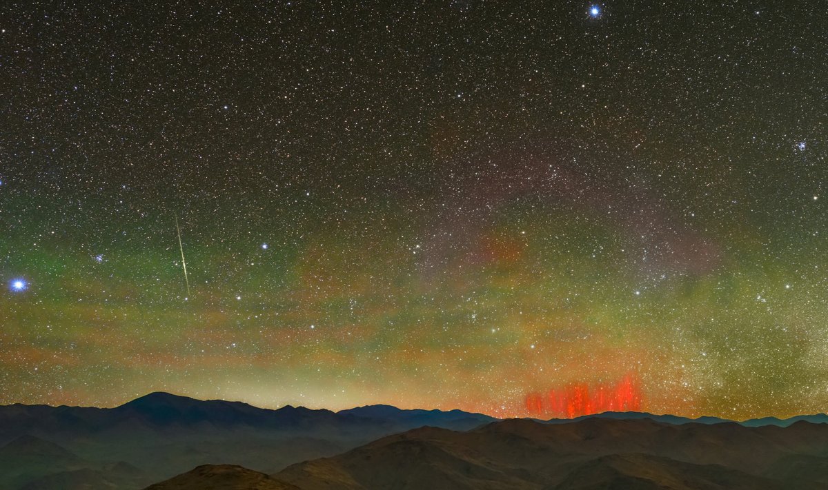 Raudonieji žaibai danguje Čilėje. Zdenek Bardon/ESO nuotr.