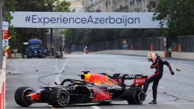 „Formulės-1“ etape Baku triumfavo Perezas, o abu čempionato lyderius ištiko nelaimės