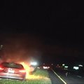 Naujojo Džersio policija iš degančio automobilio išgelbėjo vyrą