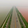 Druskingas ežeras Kinijoje nusidažė raudonai