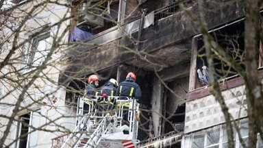 Firefighters say no signs of alive people trapped in building upon arrival
