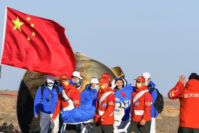 Kinijos astronautai grįžo į Žemę.