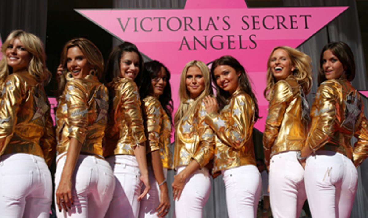 „Victoria`s Secret“ modeliai gavo žvaigždę Holivudo Šlovės alėjoje