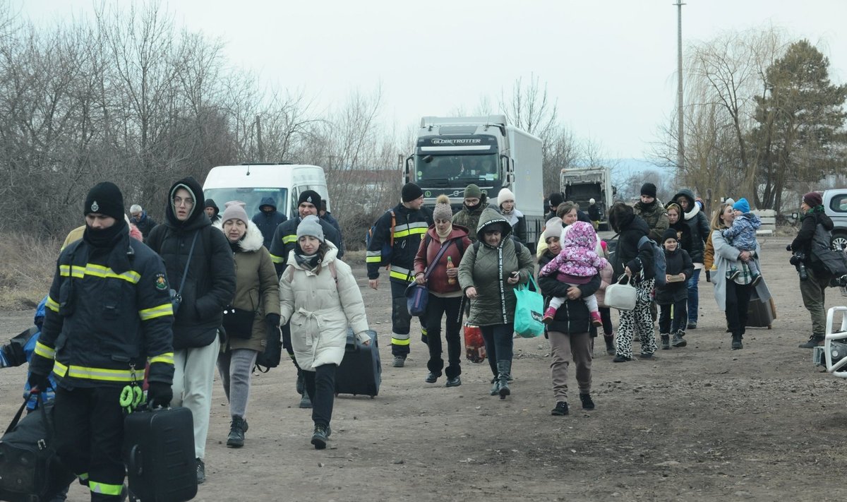 Ukrainiečiai toliau bėga iš karo siaubiamos gimtinės
