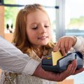 Daugelis tėvų apie šią nemokamą galimybę net nenutuokia: nuo kada vaikai gali turėti savo banko kortelę?