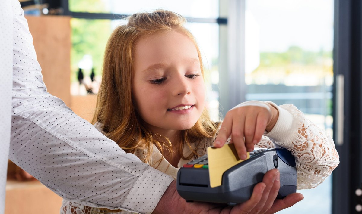 Vaikai naudojasi banko kortele
