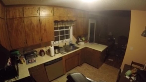 Slapta kamera nufilmavo, kas naktį siautėjo virtuvėje