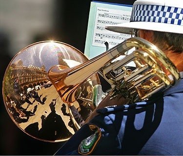 Ant trombono atsispindi Sidnėjaus aikštės vaizdas. 