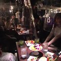 Prabangiame Tokijo bare įrengti akvariumą primenantys apsauginiai gaubtai