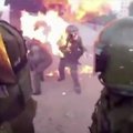 Užfiksuota, kaip Molotovo kokteiliai apdegino Čilės policininkus