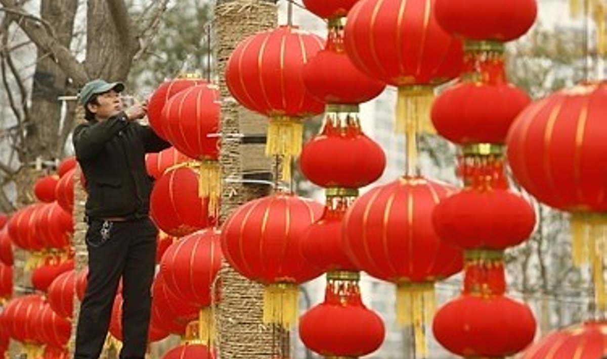 Kinas gatvėje kabina žibintus prieš tradicinį Šviesos  festivalį (Lantern Festival), kuris šiemet bus švenčiamas vasario 21 d.