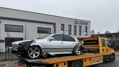 BMW avarija Palangoje – suniokojo užtvarą ir trenkėsi į sieną