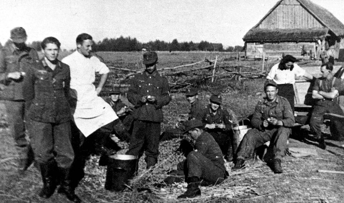 Vokiečių 252-osios divizijos lauko virtuvė Lietuvos kaime. 1944 m.