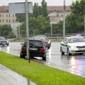 Vilniuje per bėglio su BMW gaudynes apgadintas policijos automobilis