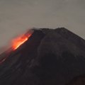 Indonezijoje išsiveržęs Merapio ugnikalnis toliau spjaudo pelenus ir lavą