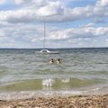 Nedaug trūko iki nelaimės: du vaikus Dusios bangos nunešė gilyn į ežerą