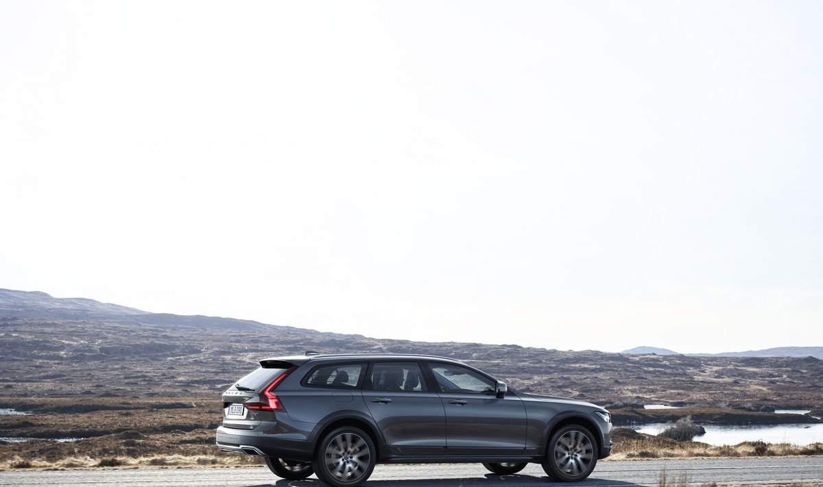 "Volvo V90 Cross Country"