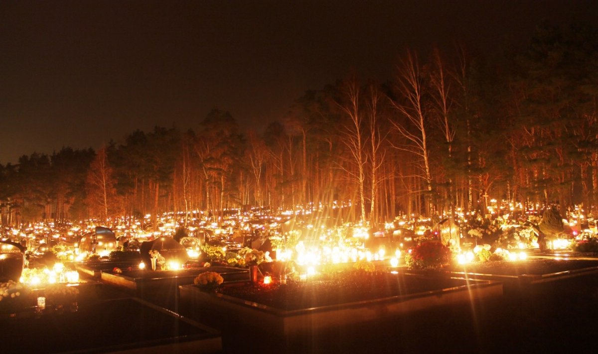 Kapinėse sužibo tūkstančiai žvakučių