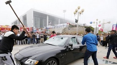 Китаец разгромил Maserati в знак протеста против плохого сервиса