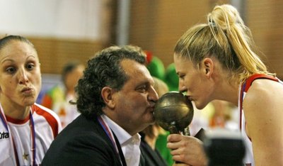 Šabtajus Kalmanovičius ir Lauren Jackson ("Spartak") su moterų Eurolygos čempionių taure
