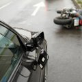 Kaune motociklininko bandymas pralįsti pro BMW baigėsi ligoninėje