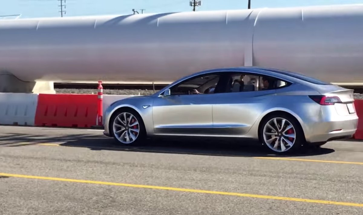 Bandomas "Tesla Model 3" elektromobilis