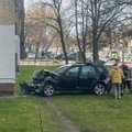 Kaune BMW rėžėsi į daugiabučio sieną