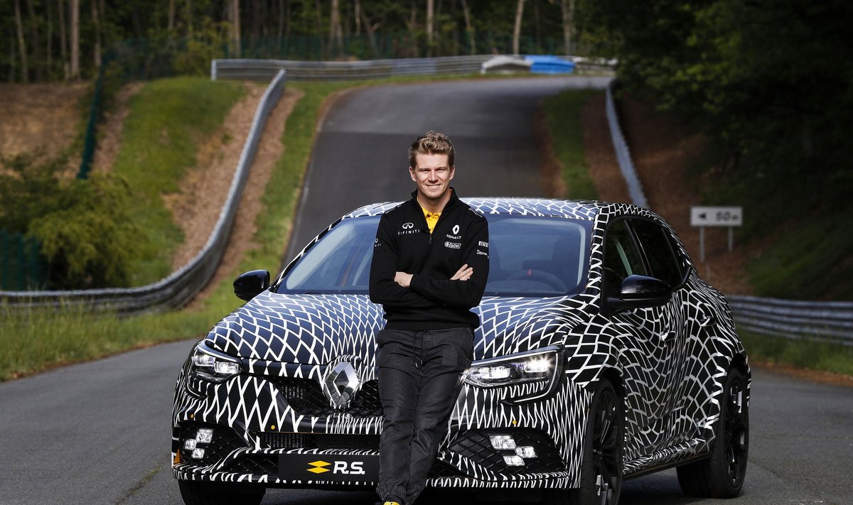 F-1 pilotas Nico Hulkenbergas išbandė naują "Renault Megane R.S."