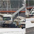 Kaune remontuojamoje magistralės A1 dalyje nuo kelio nulėkė visureigis, vairuotoją ištraukė gelbėtojai