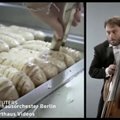 Berlyno orkestro sugroti miesto garsai: nuo kepamų dešrelių šnypštimo iki laiko skaičiavimo stotyje