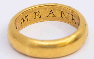 15 gramų sveriantis žiedas, kurio vidinėje pusėje išgraviruota paslaptinga žinutė „I Meane Ryght“, datuojamas apie 1560 m. Mark Laban / Hansons / SWNS nuotr.