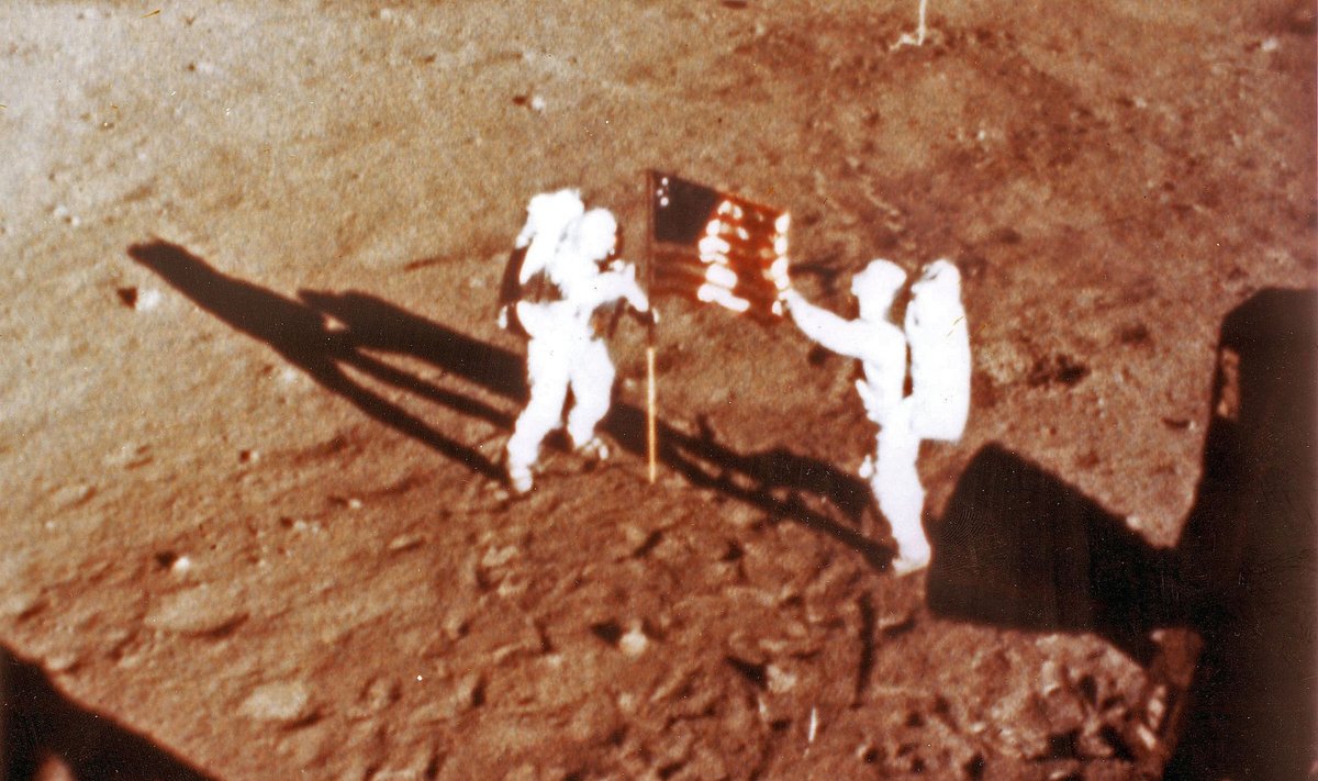 Neilas Armstrongas ir Buzzas Aldrinas kelia JAV vėliavą Mėnulyje