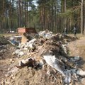 Miške bandė paslėpti dvylika sunkvežimių atliekų