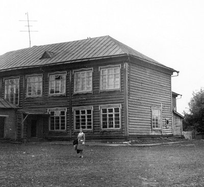 Mengerio mokykla. Vaikai iš Latvijos čia mokėsi 1941–1945 m. Nuotrauka iš „Krotes“ bibliotekos