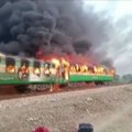 Pakistane per gaisrą traukinyje žuvo daugiau kaip 65 žmonės