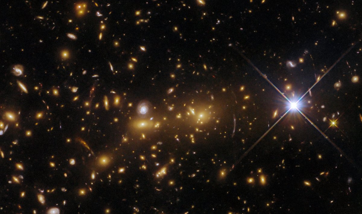 Kosminis teleskopas „Hubble“ įamžino naują stulbinantį masyvaus galaktikų spiečiaus, vadinamo eMACS J1353.7+4329, vaizdą. ESA/Hubble nuotr.