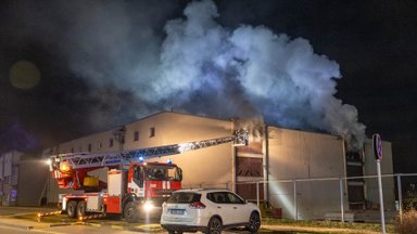 Didelis gaisras Vilniuje – gausios gelbėtojų pajėgos gesina užsiliepsnojusius garažus
