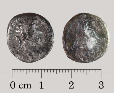 Berniukas smėlio dėžėje rado Romos imperijos laikų monetą. Kulturressort nuotr.