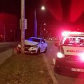 Naktį sostinėje vairuotoja nesuvaldė „BMW X6 M“ ir rėžėsi į stulpą: sužaloti du žmonės