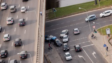 Sukdami į dešinę vairuotojai pamiršta svarbią taisyklę: eismo įvykio metu liktų kalti