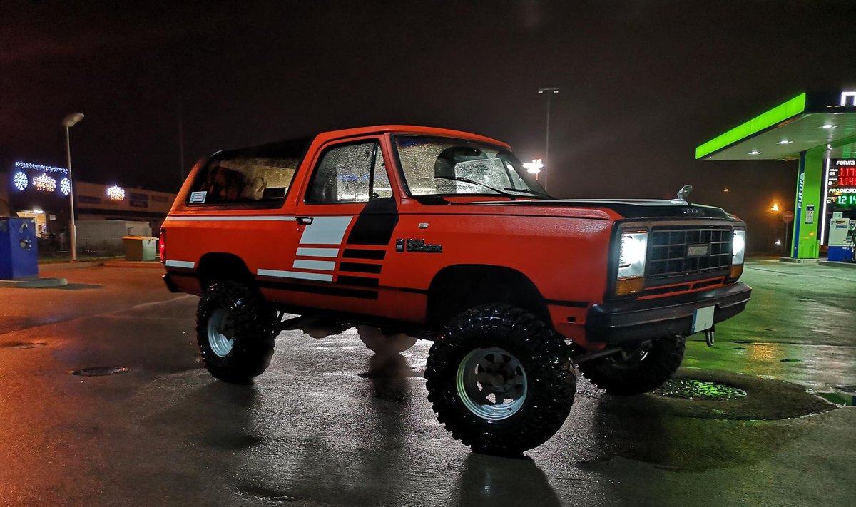 Laukinė amerikietiška svajonė "Dodge Ramcharger". Autoplius.lt nuotr.