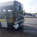 В Кедайняй из-за проблем со здоровьем у водителя автобус врезался во внедорожник