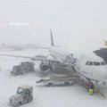 Iškritęs sniegas kelia sumaištį oro erdvėje: atšaukta daugiau kaip 900 skrydžių