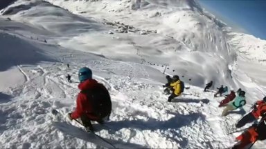 Slidininkas nufilmavo griūtį kalnuose
